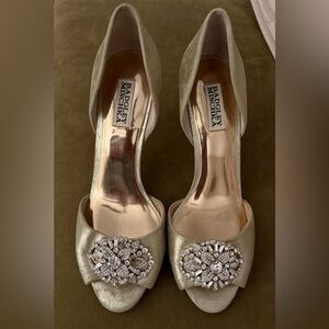 Badgley Mischka Dana Crystal Embellished Gold Metallic Suede Pump 9 NYE Party